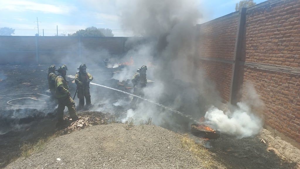 Incendio de llantas activa alerta en la ciudad de Durango