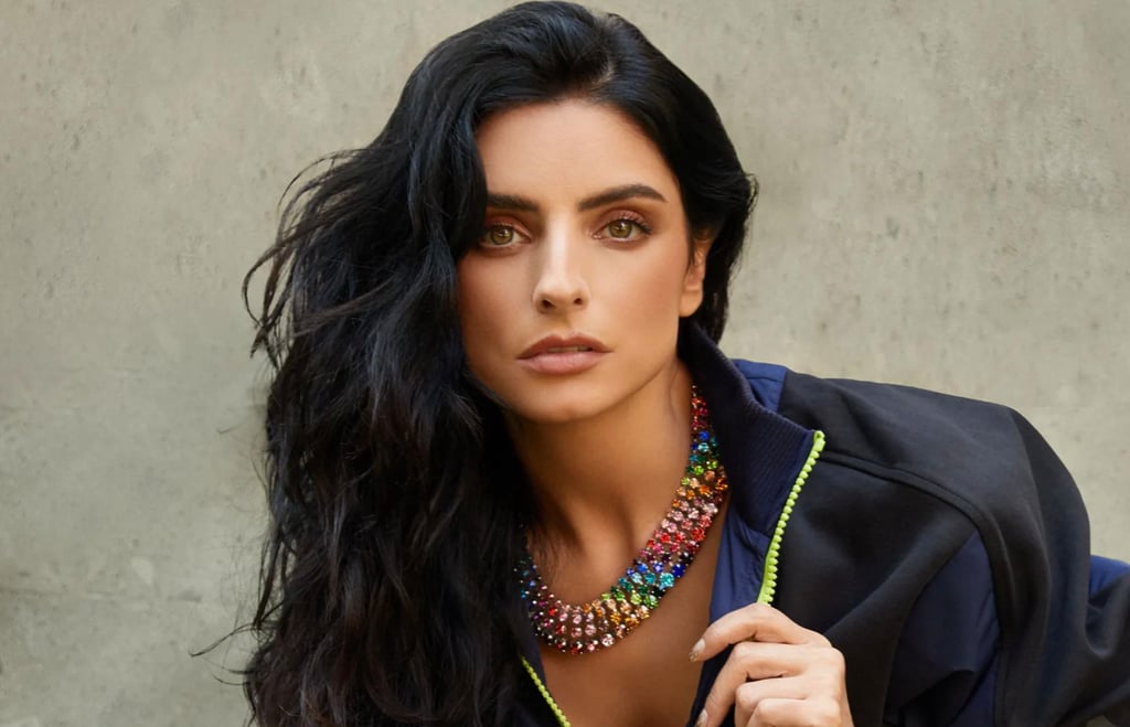 Aislinn Derbez revive la moda de los años ‘30 y luce ajustado corset