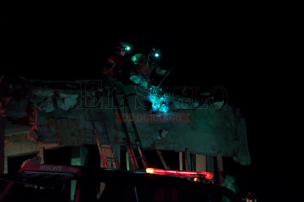 Mueren par de obreros tras derrumbe de losa