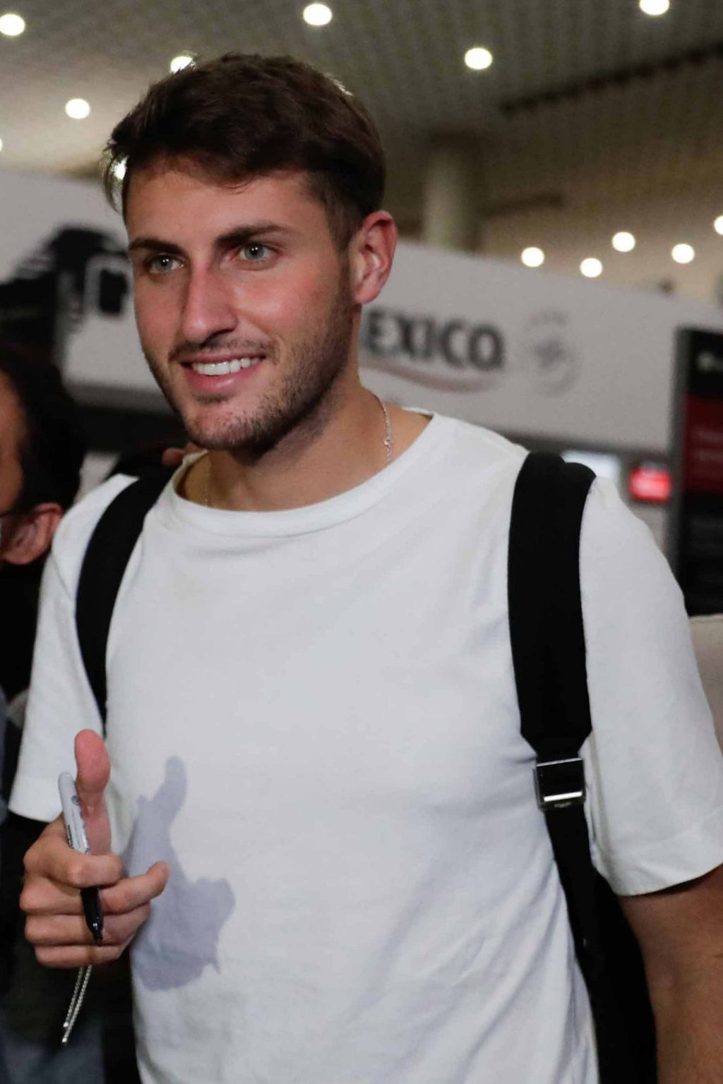 Sevilla se acercó a Santiago Giménez