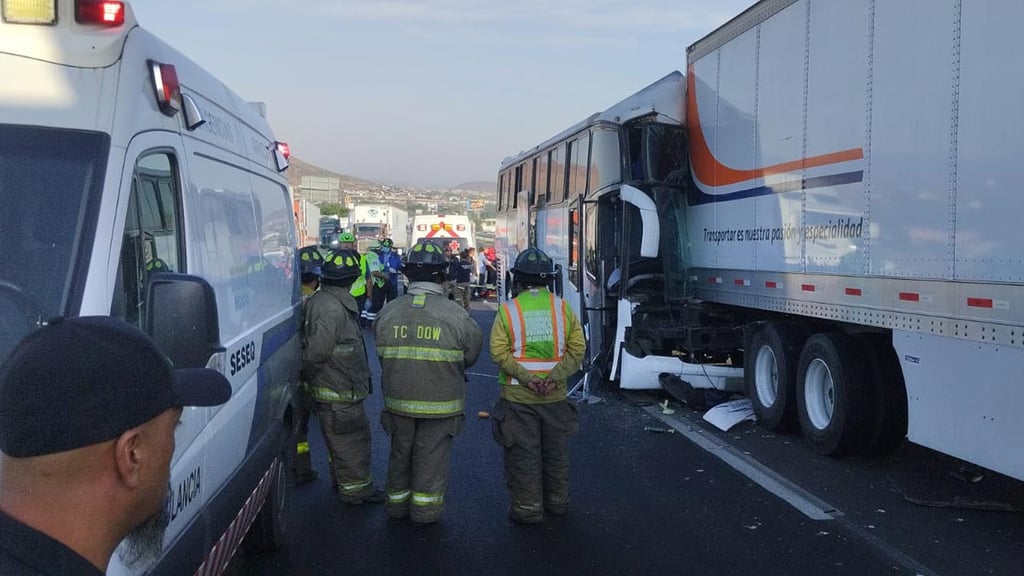 Autobús que salió de Durango se estrella contra un tráiler en Querétaro; el conductor murió