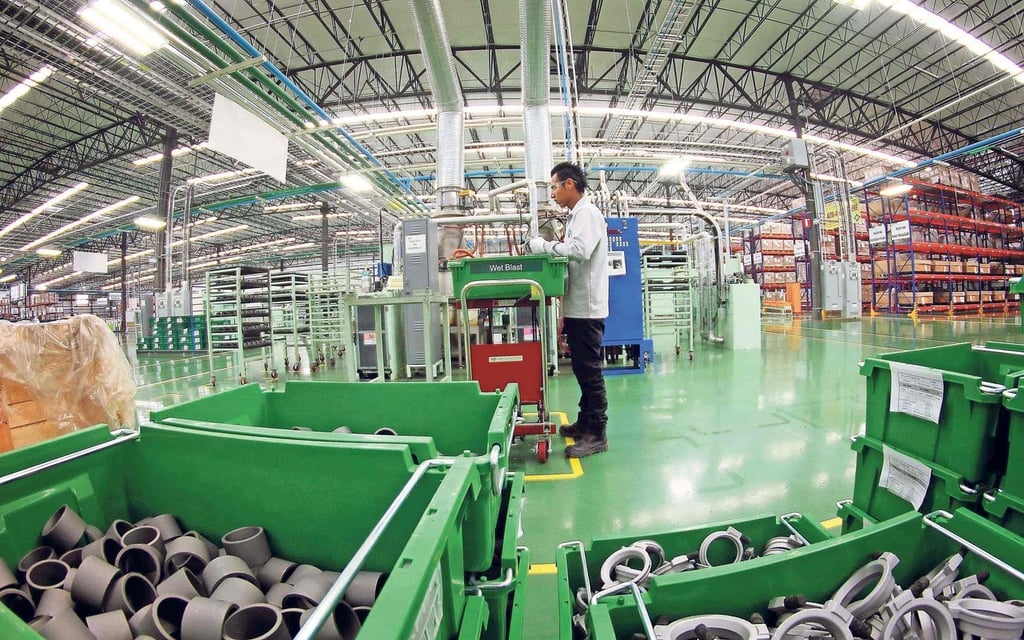 Economía crece 1.1%; supera expectativas