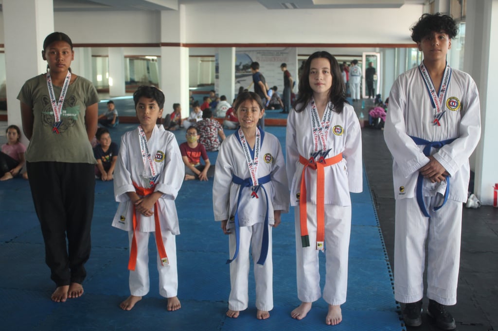 Destacan taekwondoínes del IED