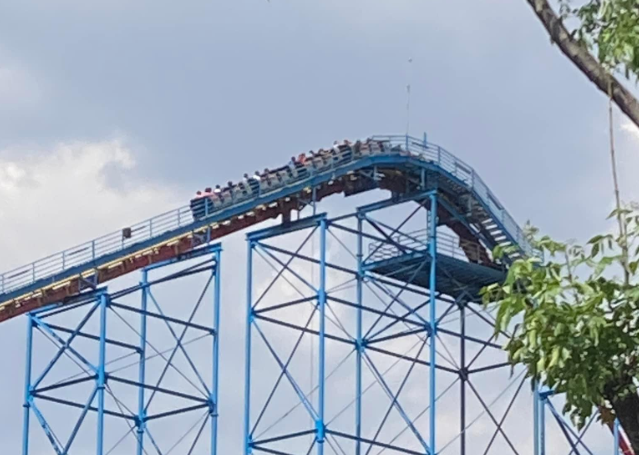 Juego mecánico de Six Flags México se queda atorado con gente a bordo