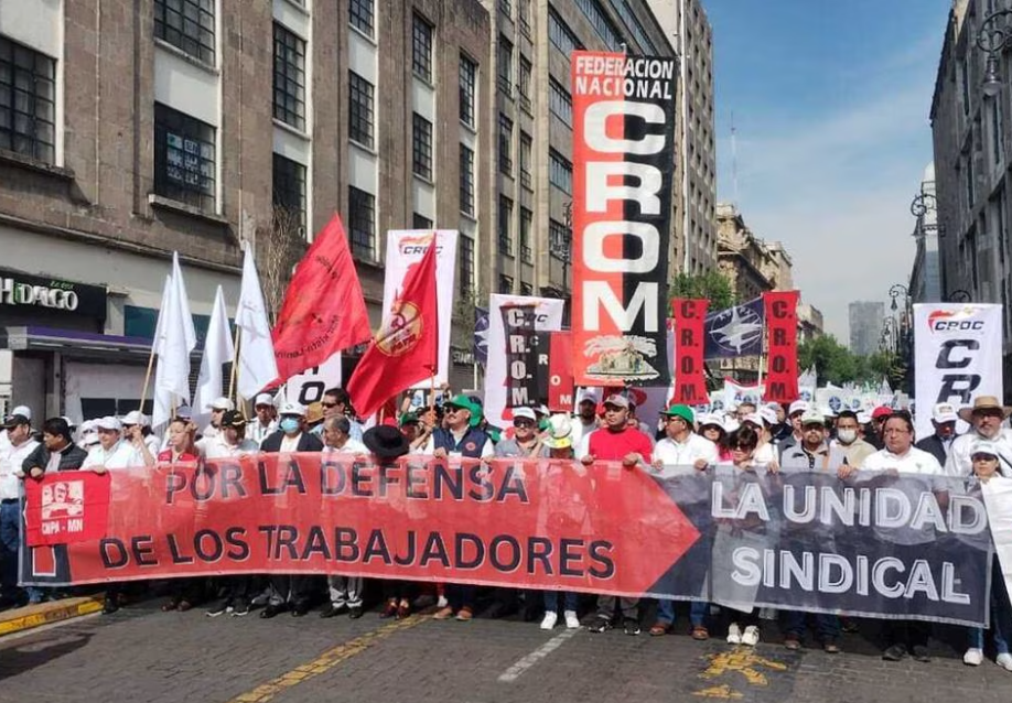 Trabajadores marchan rumbo al Zócalo de CDMX por el Día del Trabajo