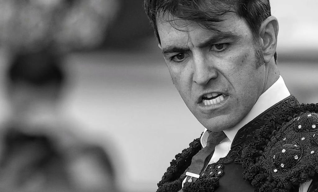 Toro le perfora el pulmón a Arturo Macías; matador se reporta grave