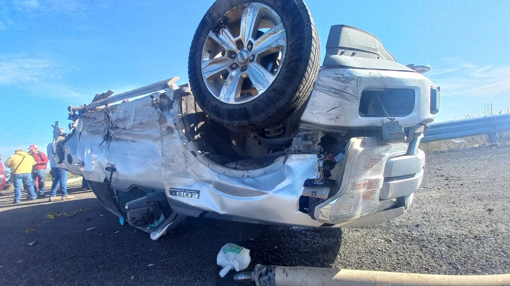 Choque y volcadura en Periférico de Durango deja lesionados y fuertes daños materiales