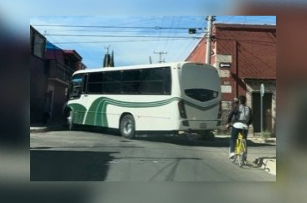 Unidades del transporte público no caben en las calles de Zona Centro