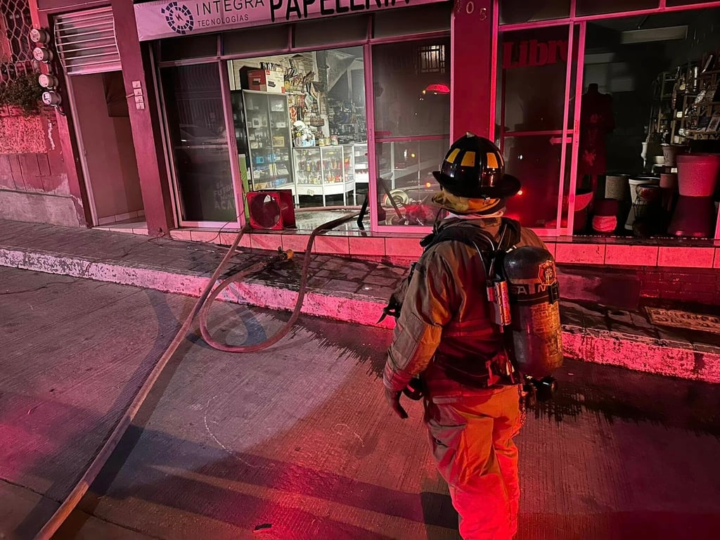 Bomberos sofocan incendio de negocio en Santiago Papasquiaro