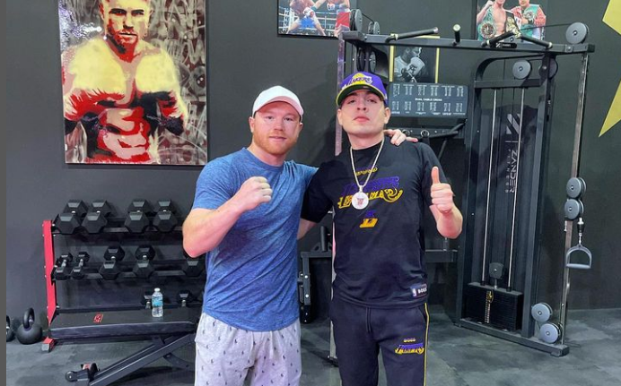 ¿Quién es Beto Vega, el cantante que entonará el Himno Nacional en el pelea de 'Canelo'?