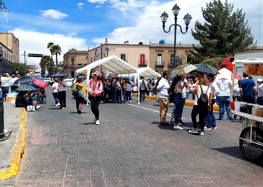 Docentes del sistema Cadi cierran avenida 20 de Noviembre