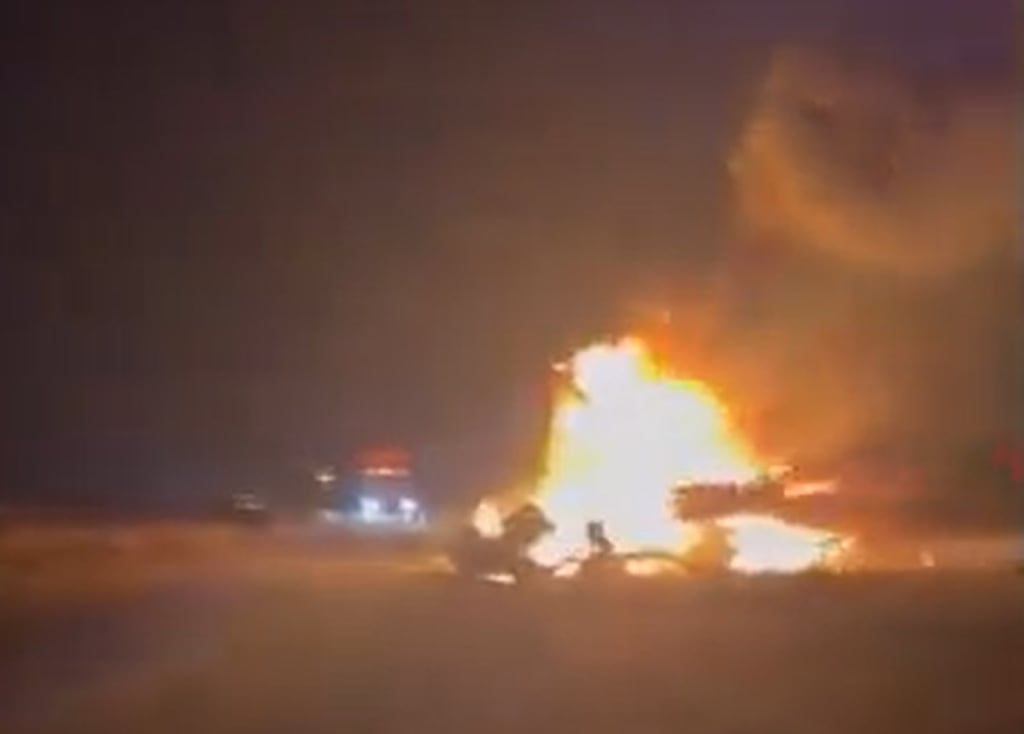 VIDEO: Conductor pide ayuda para rescatar a su esposa de incendio en tráiler 