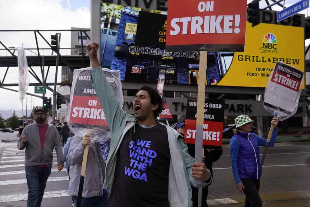Guionistas en huelga esperan que la negociación con el Sindicato de Directores presione a los estudios