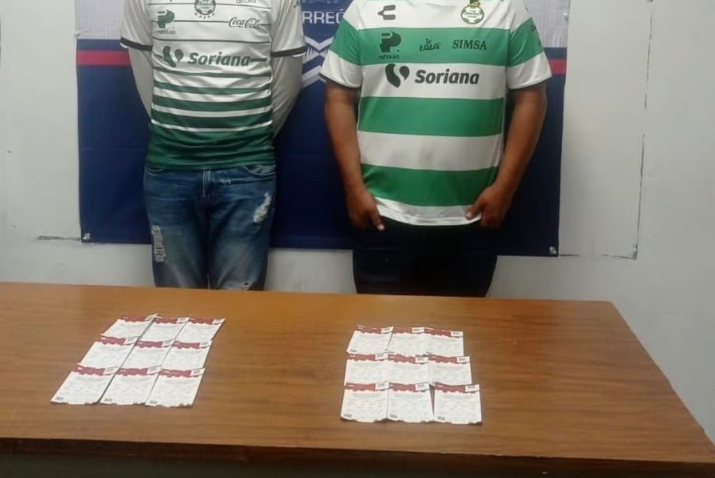 Con 18 boletos falsos para partido Santos vs Monterrey, aseguran a hombre y joven en el TSM