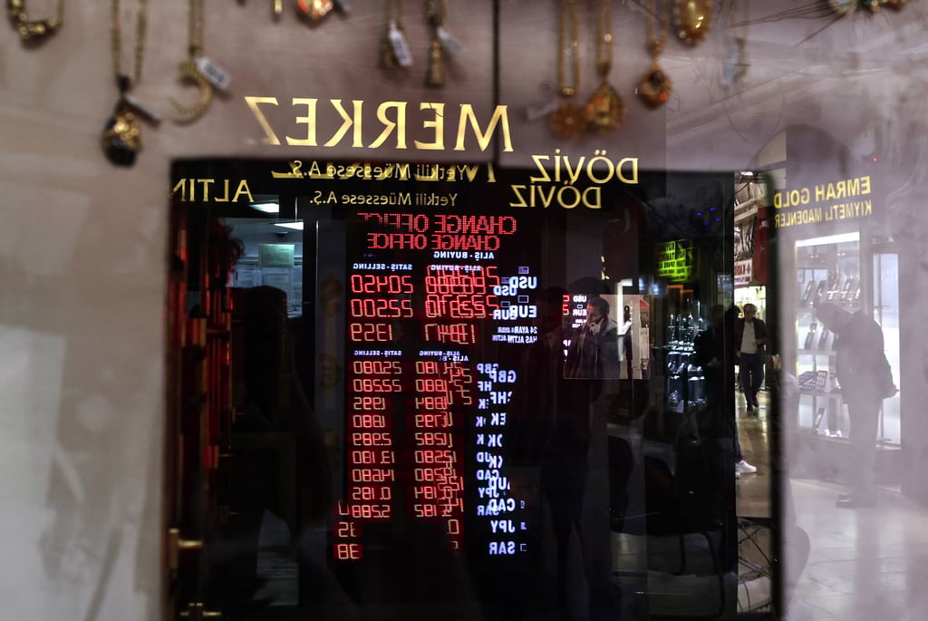 Lira turca cotiza en mínimo histórico frente al dólar ante incertidumbre electoral