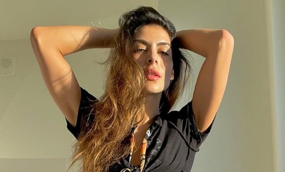 María León broncea su piel con bikini dorado