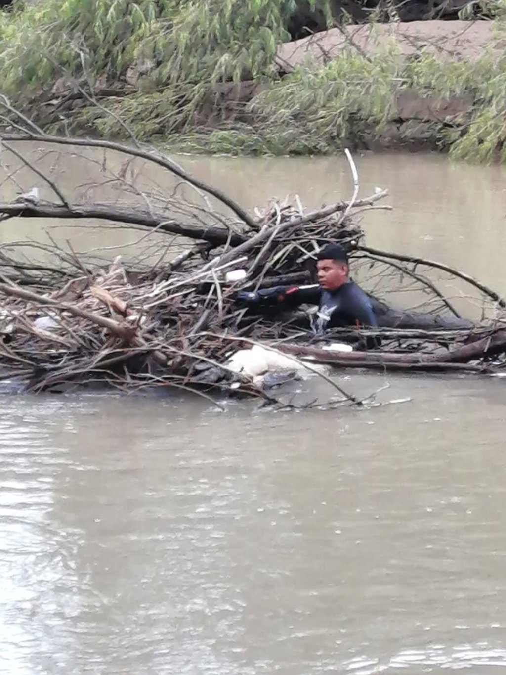 Encuentran cadáver de varón que cayó al río Nazas