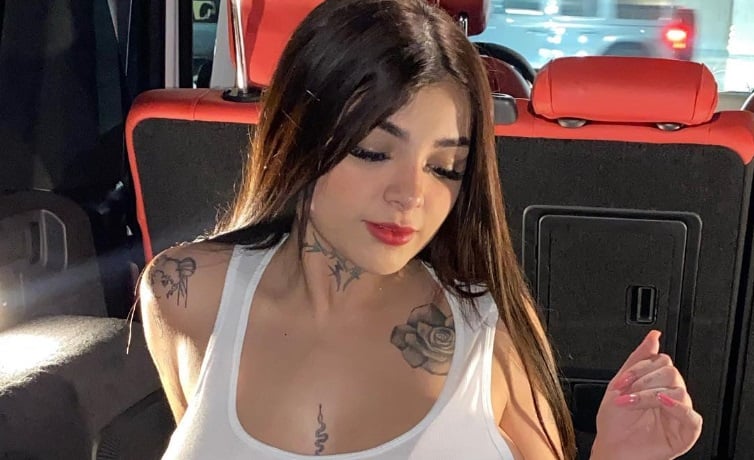 Karely Ruiz hace rebotar sus atributos en video