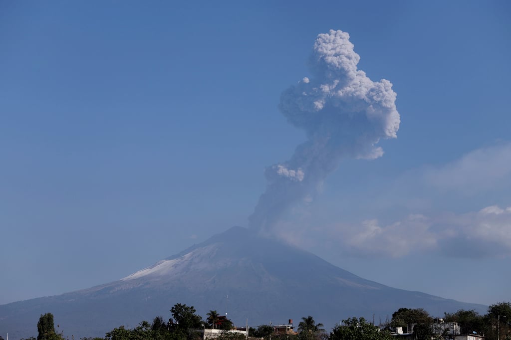 Suspenden clases presenciales en Puebla por exhalaciones del Popocatépetl