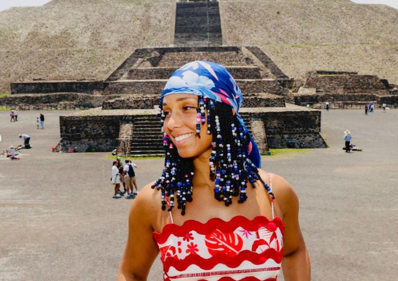 La cantante Alicia Keys se carga de energía en su visita a Teotihuacán