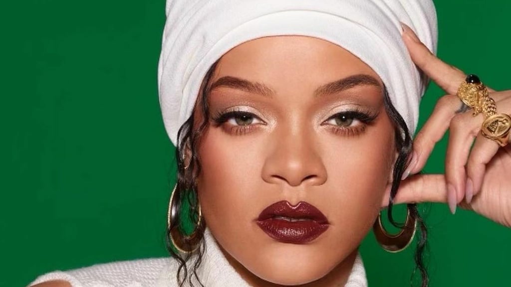 Rihanna Empodera Su Embarazo Con Atrevidas Fotografías En Poca Ropa