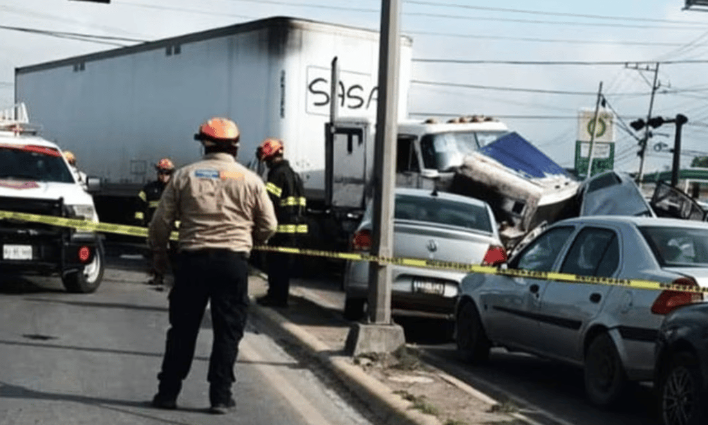 Tráiler embiste a un automóvil en Apodaca; una mujer murió y otra ...