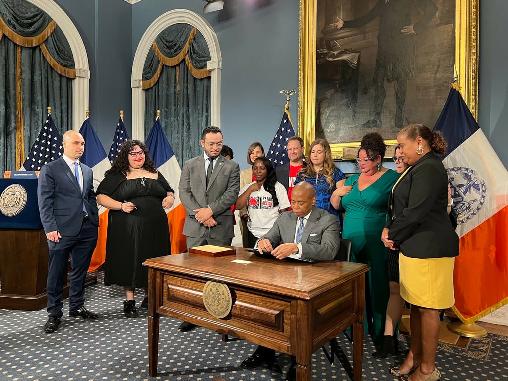 Nueva York promulga ley que prohíbe discriminar a una persona por su estatura o peso