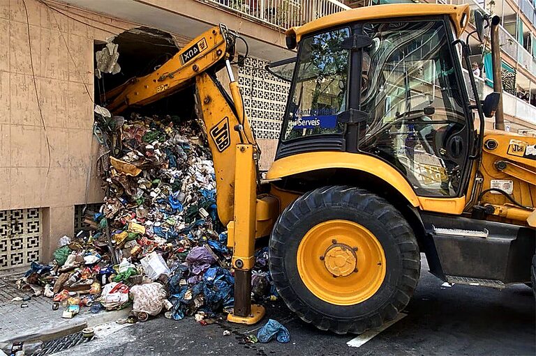 Rescatan a un hombre de 250 kilos en su domicilio entre toneladas de basura en España