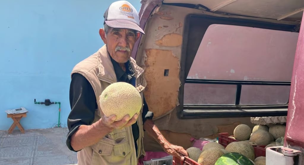 Ni la lluvia ni el granizo detienen a don José Luis, vendedor de sandías y melones en Lerdo