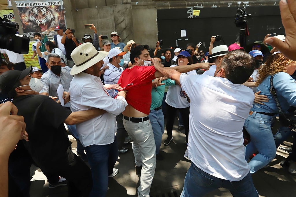 Marcha en defensa de la SCJN deriva en un enfrentamiento contra los detractores