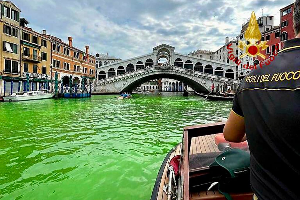 Aguas del Gran Canal de Venecia se tiñen de color verde fluorescente