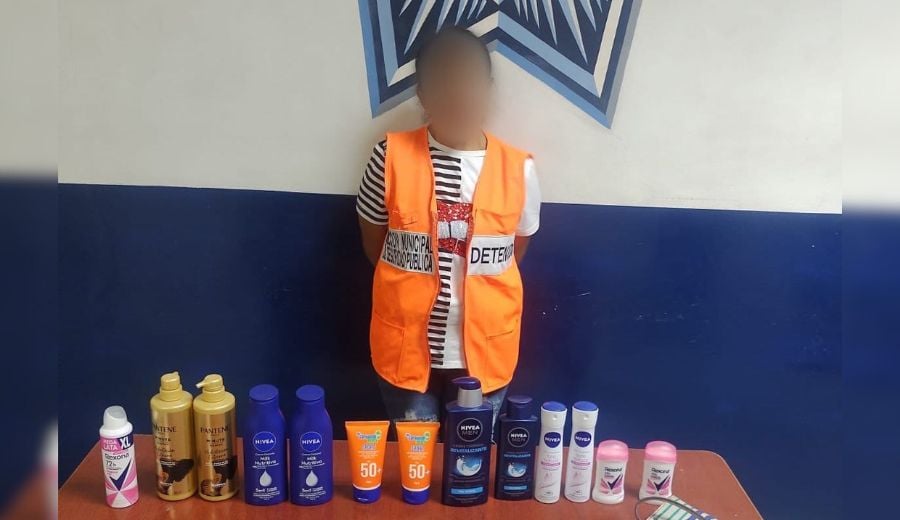 Detienen a mujer que robó mercancía de un comercio en avenida Primo de