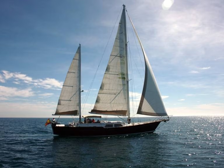 Elcano fue la primera en circunnavegar la Tierra, tras partir cinco barcos de Sevilla en 1519 y regresar solo uno en 1522.