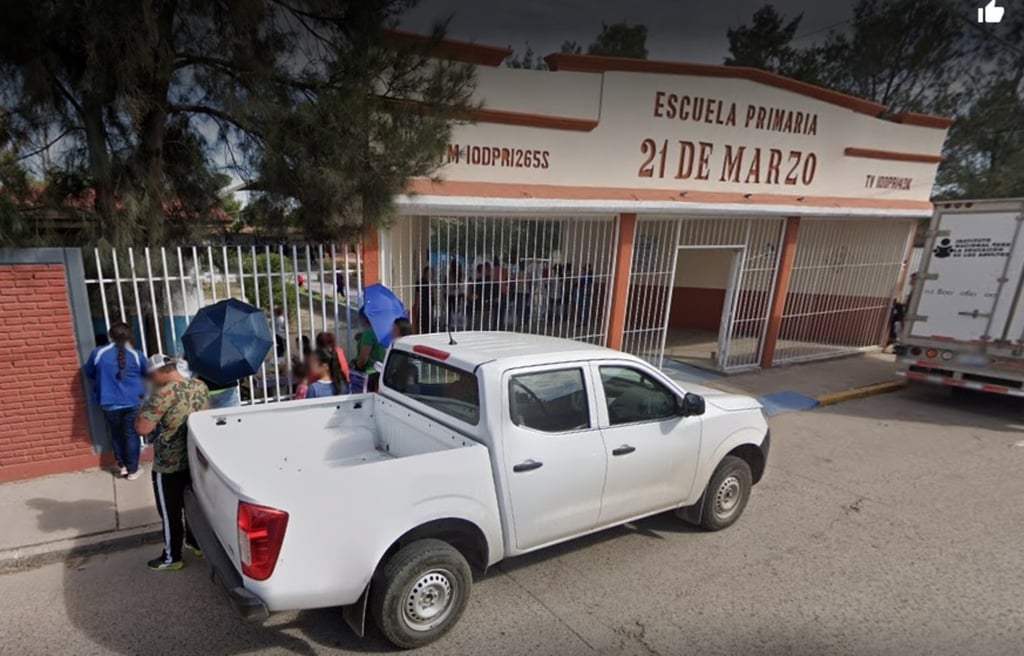 Cierran. Padres de familia cerraron la primaria 21 de Marzo exigiendo la presencia de un maestro que les hace falta.