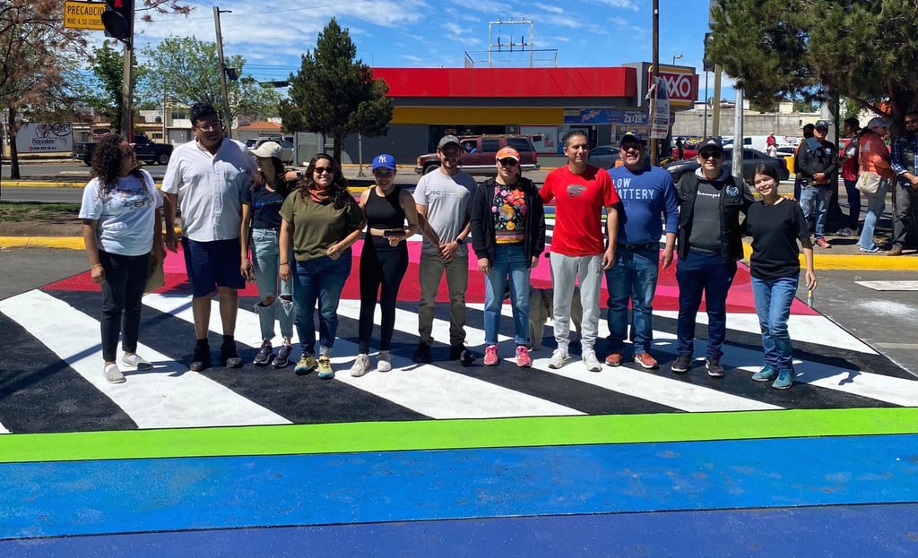 Alumnos del CBTIS 130 pintan paso peatonal de su escuela