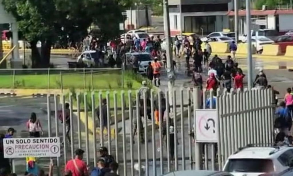 Migrantes centroamericanos ingresan a la fuerza a EU por puente de Matamoros, Tamaulipas