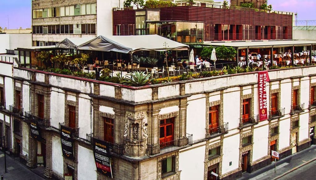 El restaurante 'El Mayor' se ubica en la esquina de la calle República de Argentina y Justo Sierra (Donceles), en la terraza de la tradicional Editorial y Librería Porrúa. (ESPECIAL)