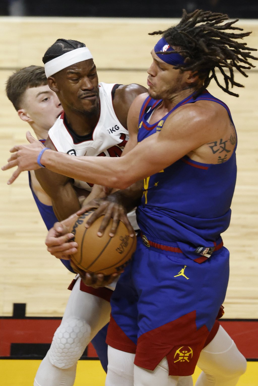 Fuerza. Fue un contundente triunfo por 109-94 de los Denver Nuggets en el campo de los Miami Heat.