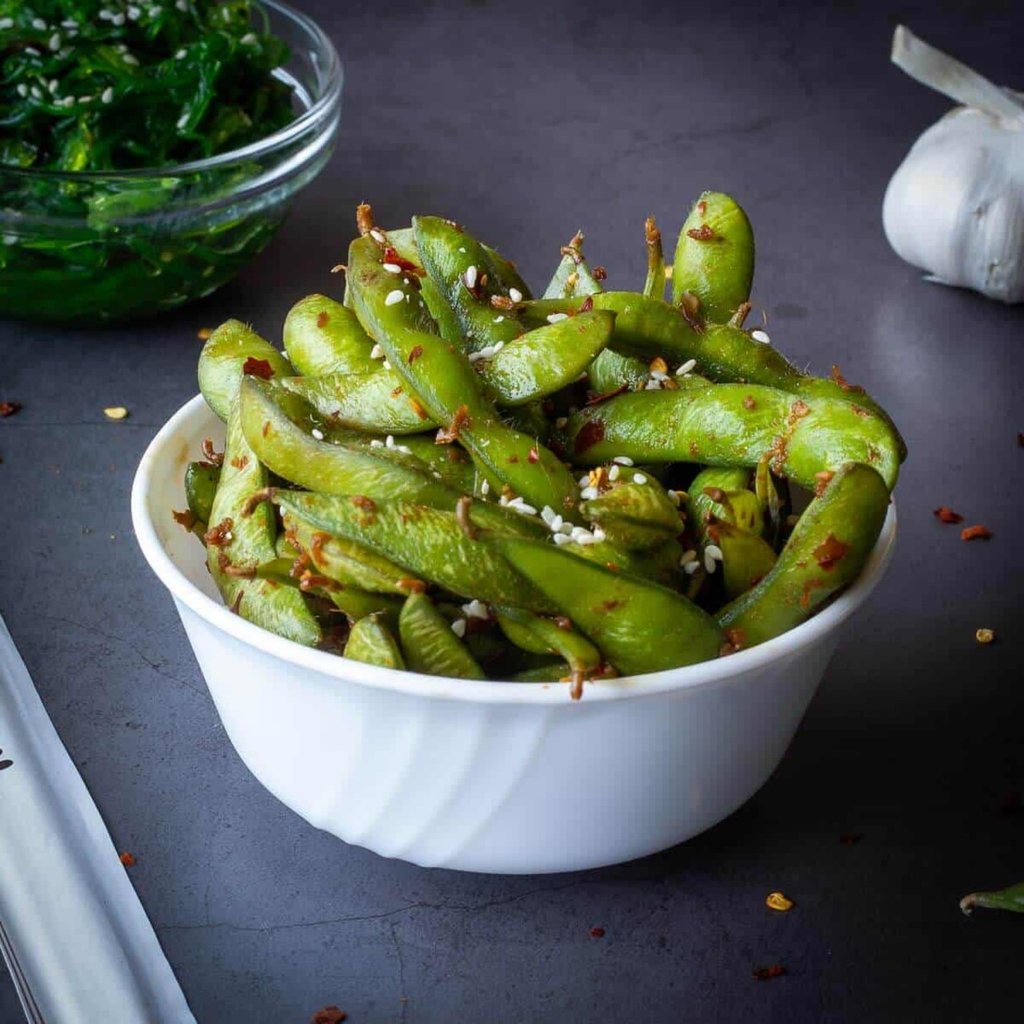 .Los edamame pueden cocinarse y comerse de diferentes formas.