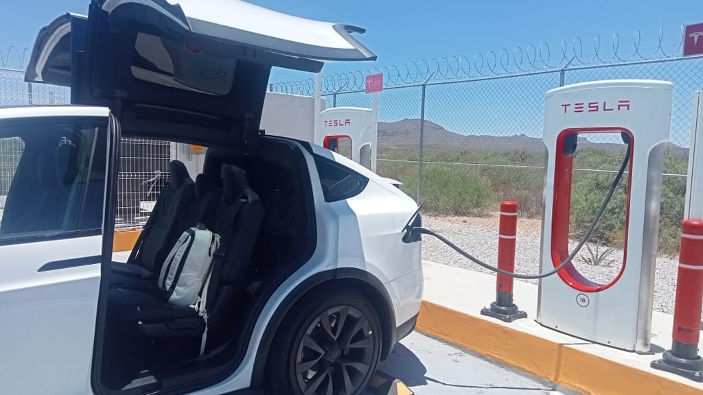 Realizan primera recarga simbólica en supercargador de Tesla en Cuencamé