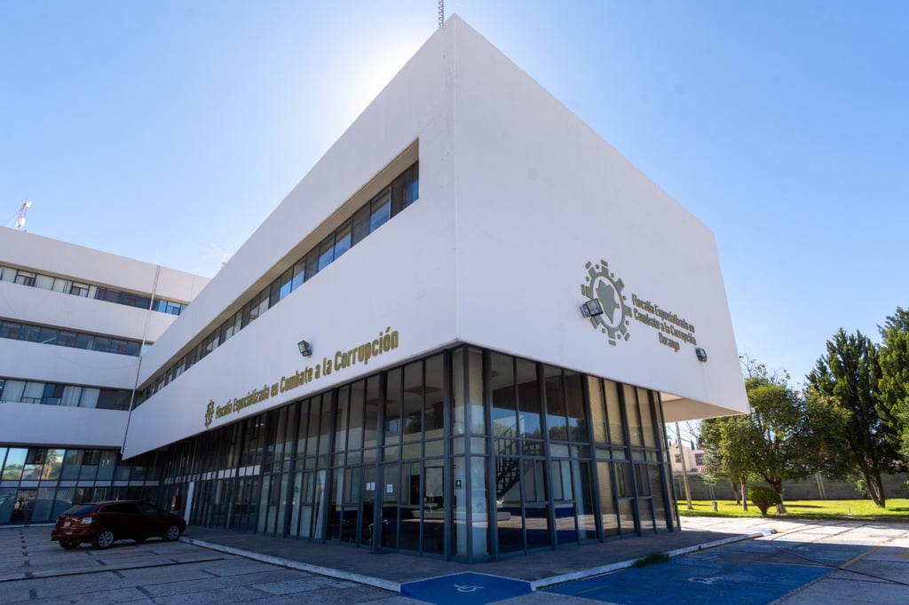 Detienen a Coordinador de Defensores Públicos por corrupción, en Gómez Palacio; estaba armado