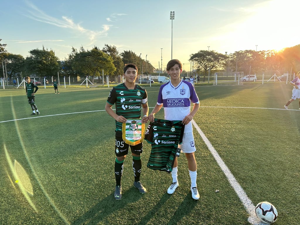 En esta gira, el capitán del equipo rival, recibe una playera santista.