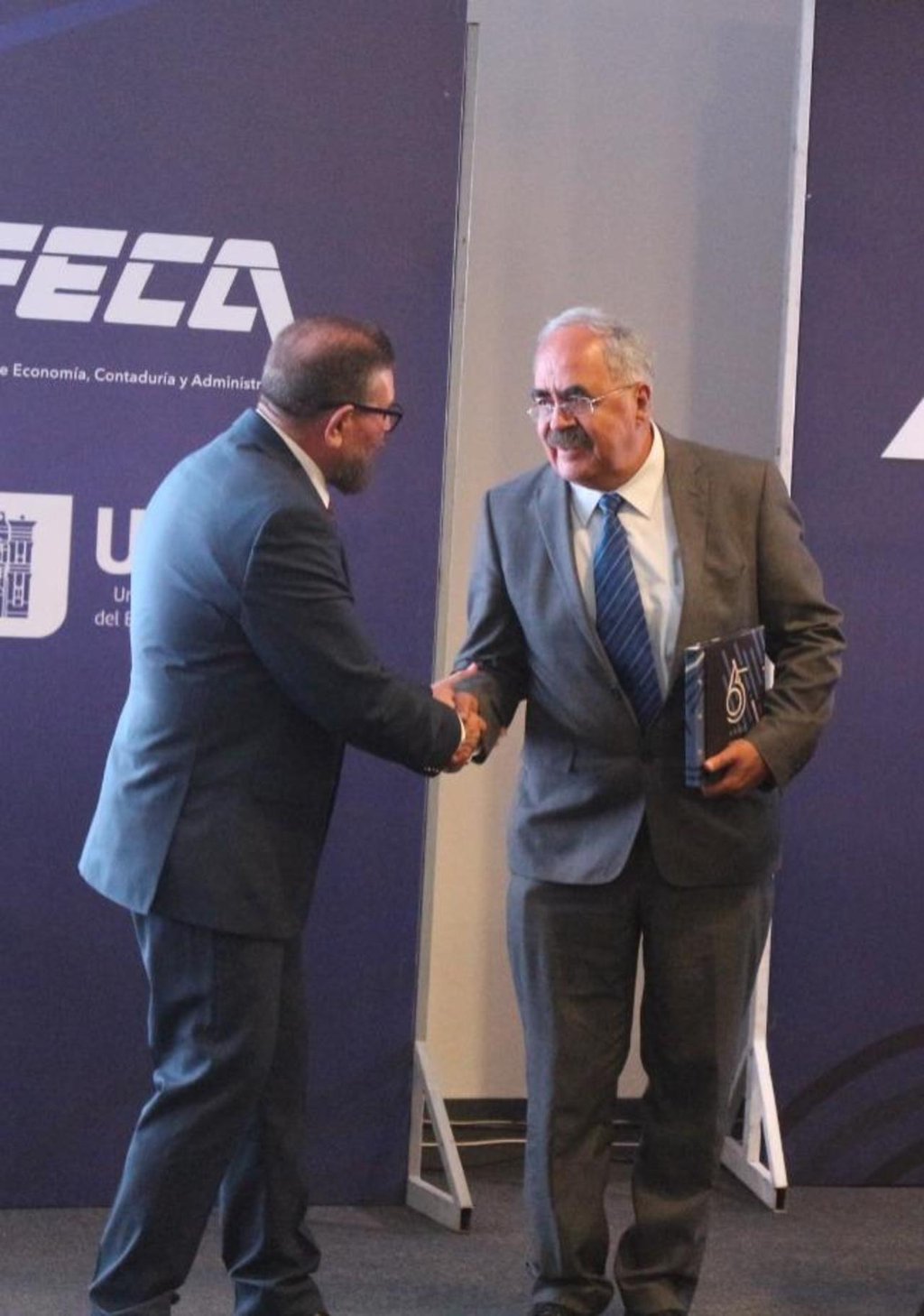 El rector de la Universidad Juárez del Estado de Durango Rubén Solís recibió el cuarto informe de de Trabajo del Dr. José Ramón Duarte Carranza, director de la FECA.