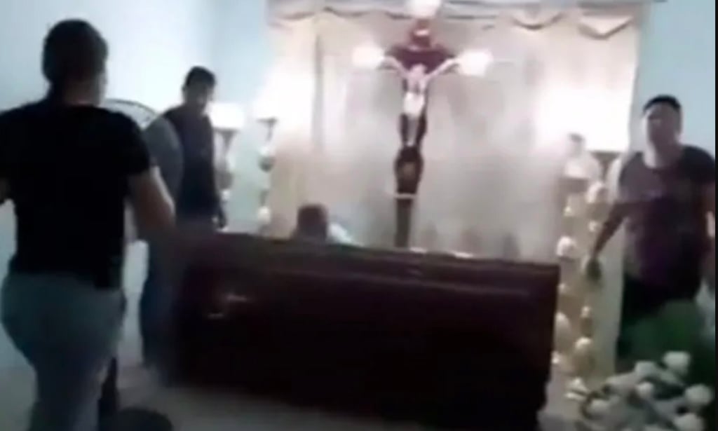 Mujer declarada muerta se despierta en medio de su propio velorio en Ecuador