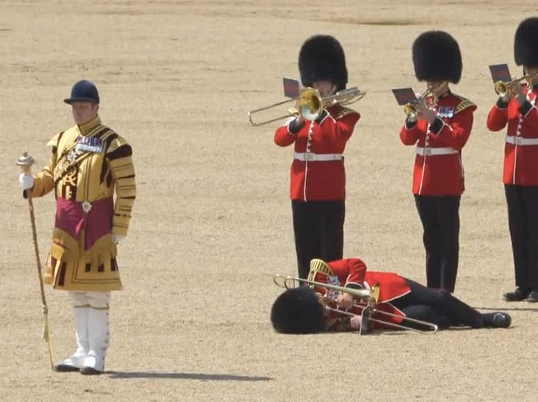 Uno de los que se desmayó volvió a ponerse de pie después de desplomarse y fue recibido con una ronda de aplausos de la audiencia. (TWITTER)