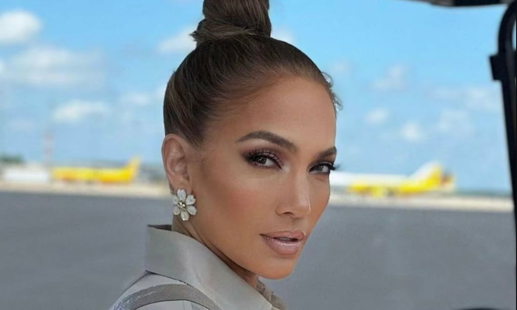 JLo presume sus piernas con deslumbrante vestido rojo
