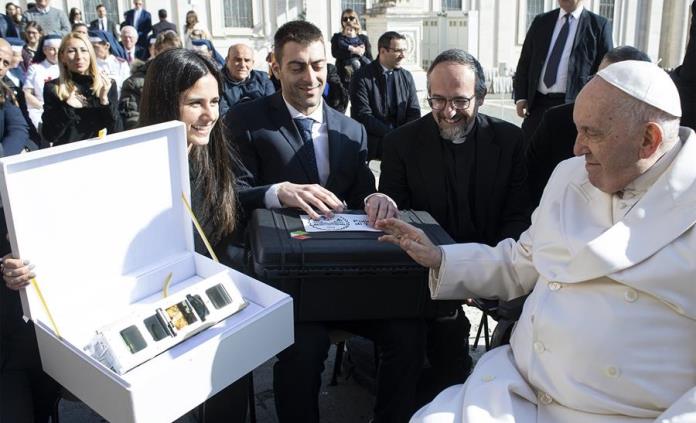 El CubeSat, un pequeño satélite cúbico de menos de 3 kilogramos, fue bendecido por el papa Francisco el pasado 29 de marzo.
