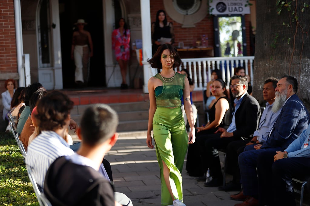 Estudiantes presentan pasarela 'Rizoma'