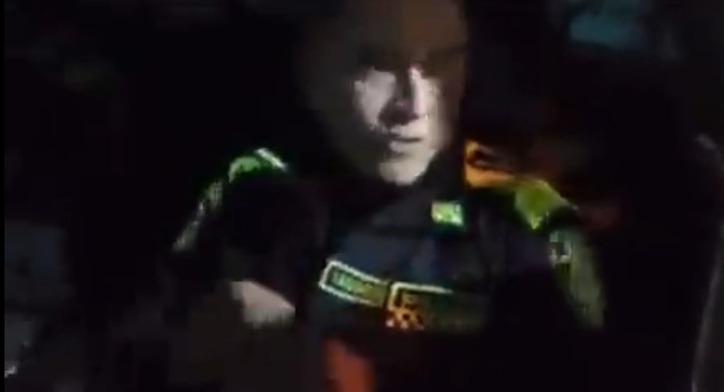 VIDEO: Policía se traga billetes para evitar que lo detengan por extorsión