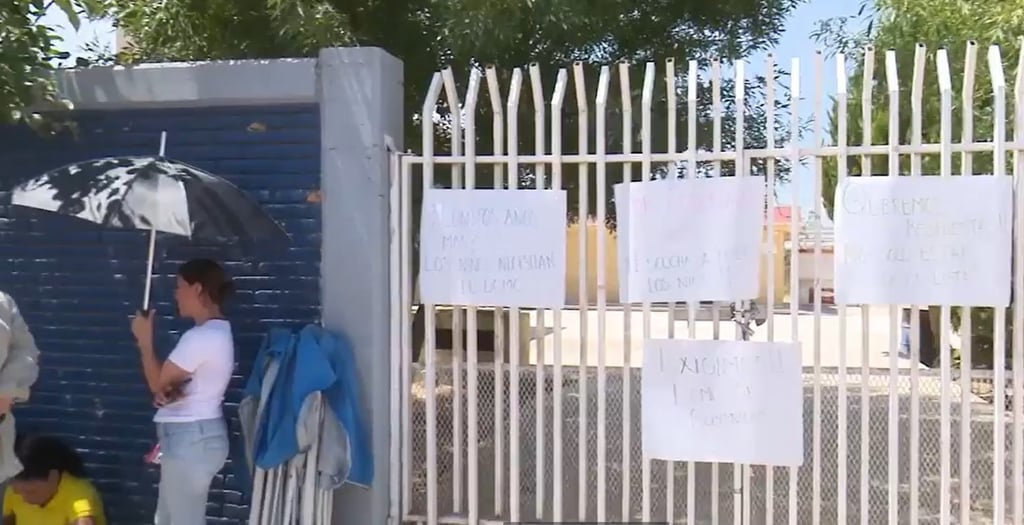 Cierre. Padres de familia mantienen el cierre de la escuela Olga Arias exigiendo la instalación de un domo.